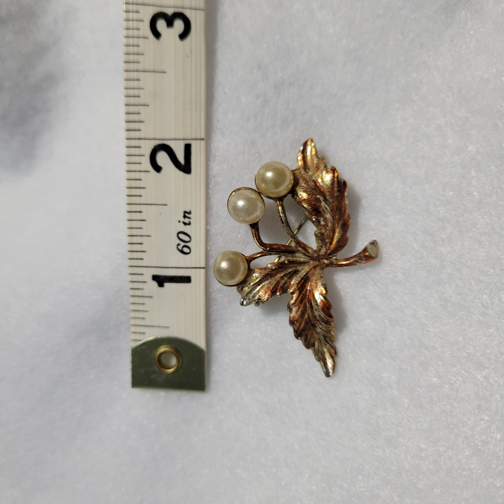Gold tone brooch with pearls